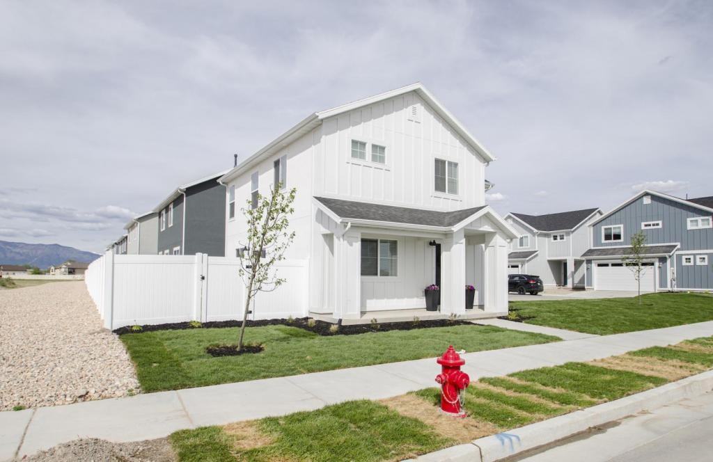 3893 S 3100 W - Photo 4 of 23