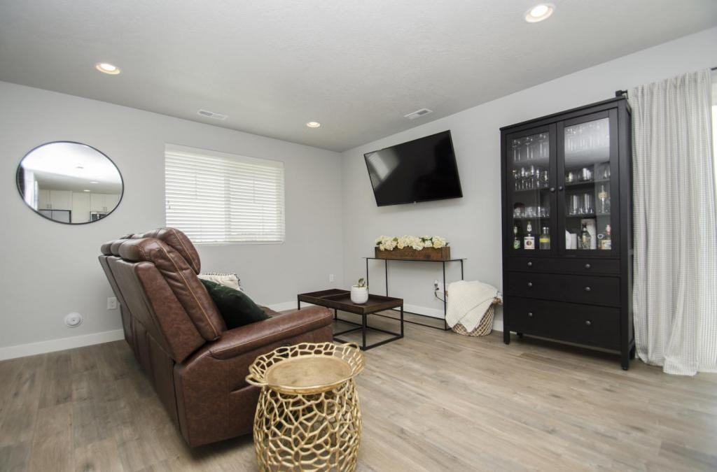 3893 S 3100 W - Photo 6 of 23