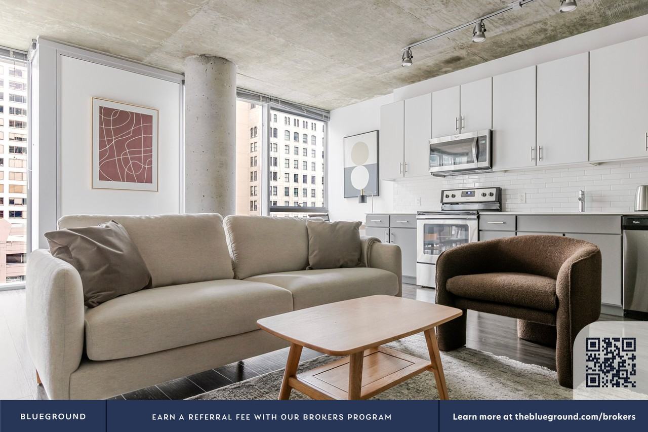 215 West Lake Street - Photo 5 of 49