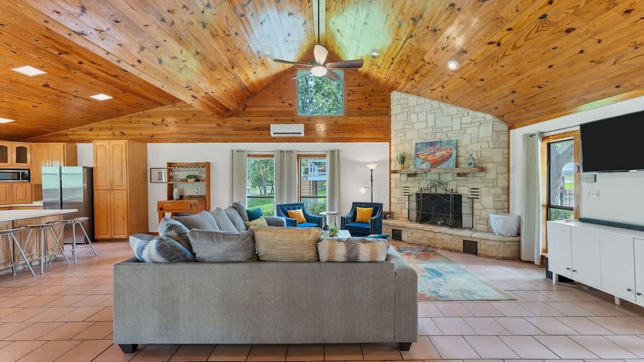 302 Shangrila Ln #1351226P - Photo 2 of 36