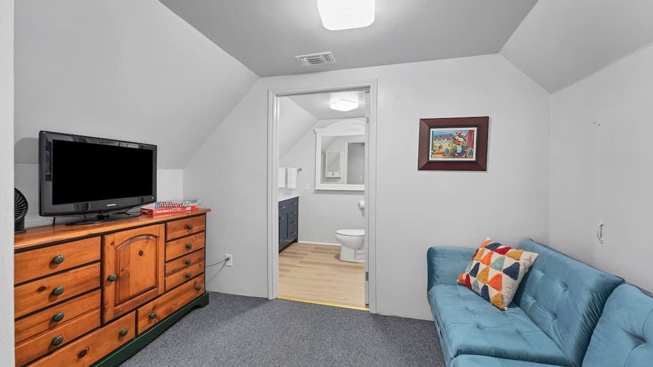 302 Shangrila Ln #1351226P - Photo 5 of 36