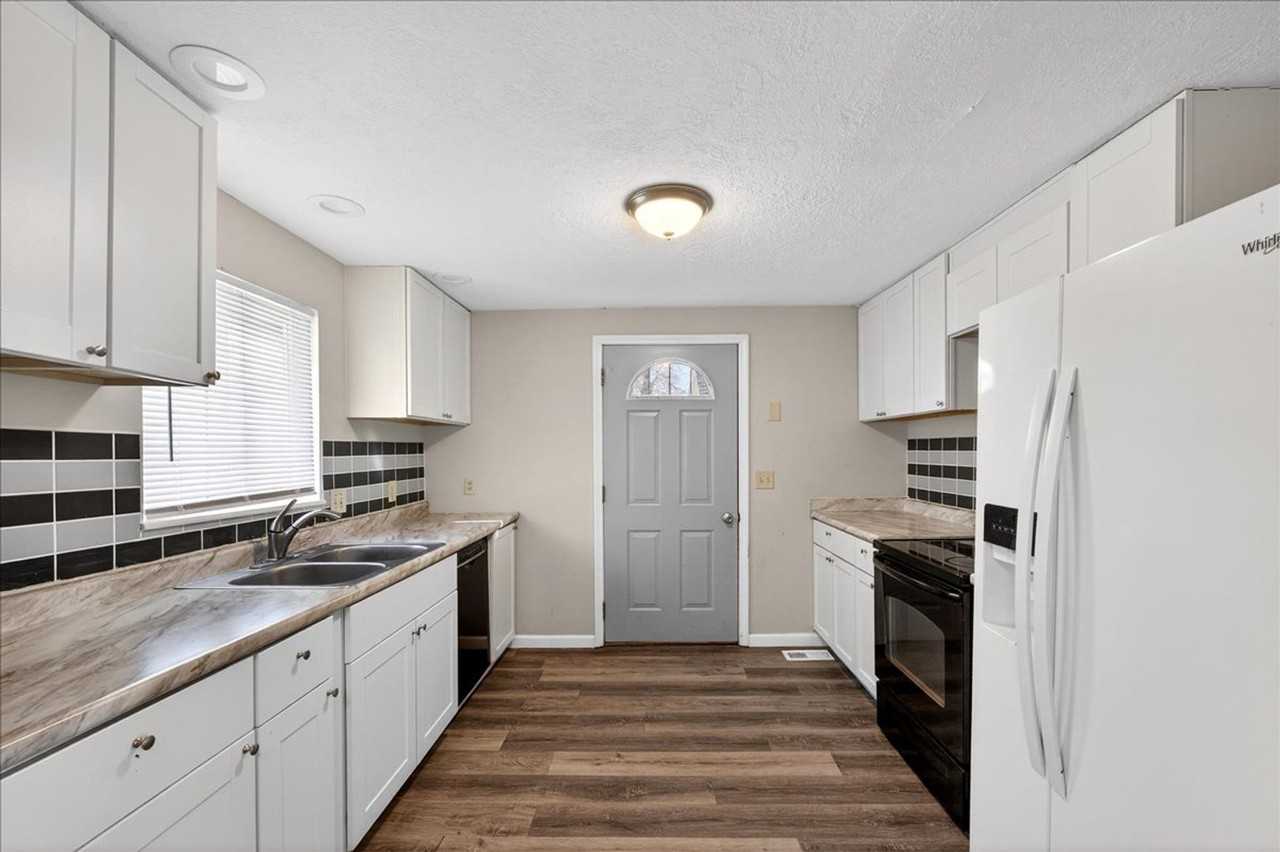 1715 N Oxford St - Photo 6 of 13