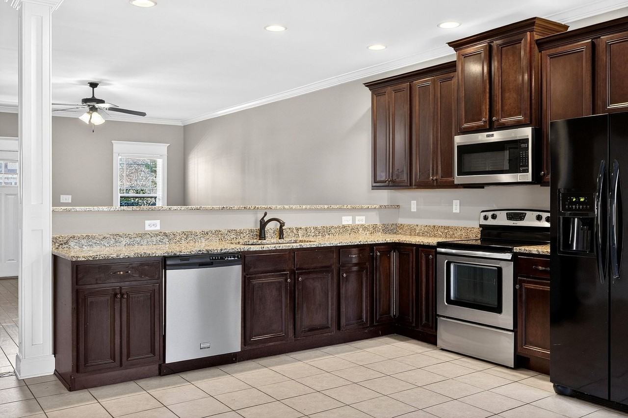 1703 New Castle Dr Ne - Photo 4 of 10