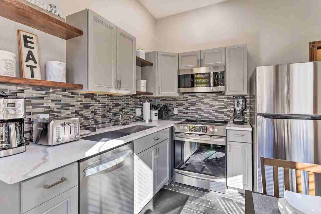 1533 N Williams St #1386042P - Photo 3 of 36