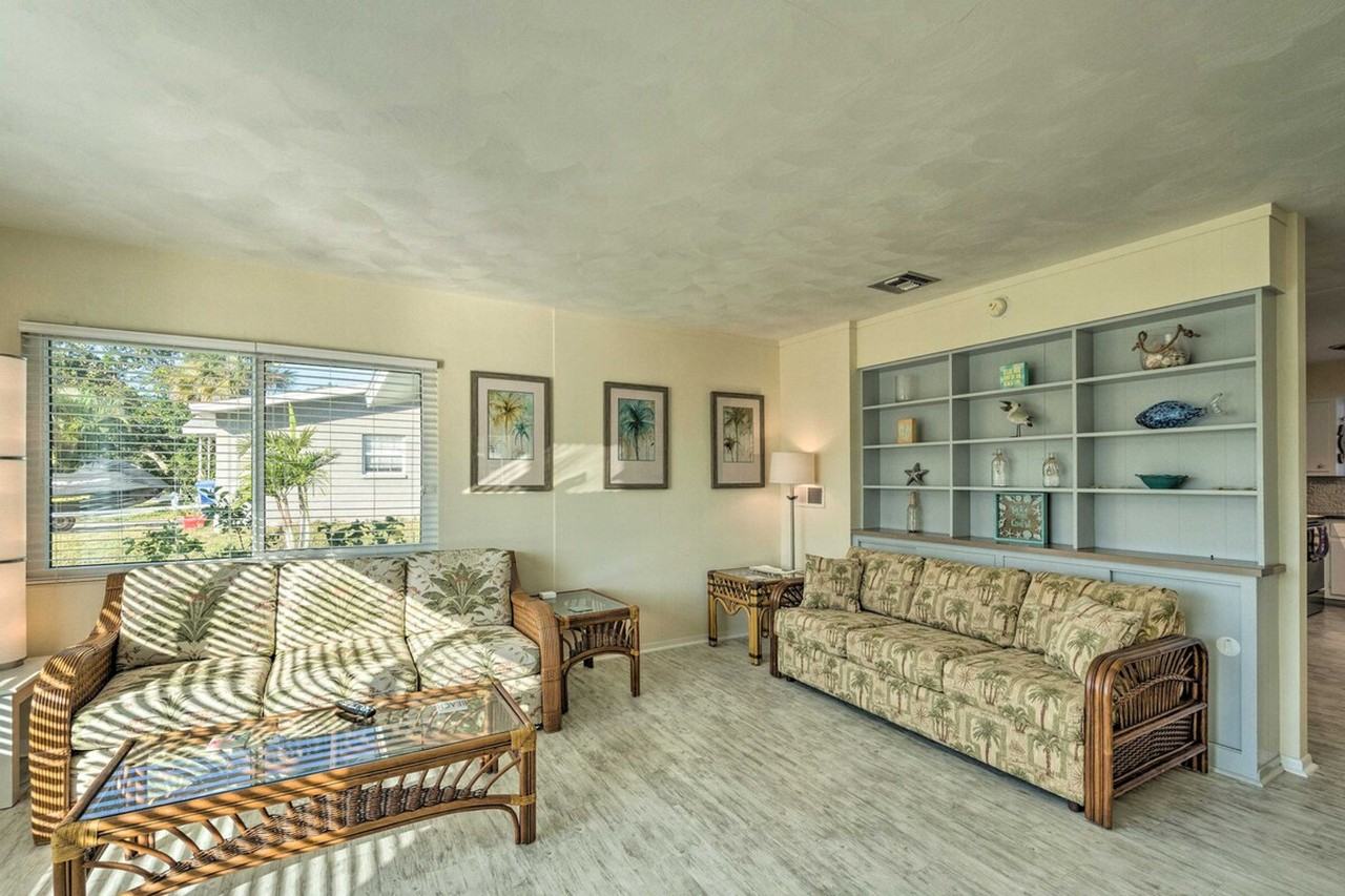 1017 Pineland Ave #1385877P - Photo 2 of 33