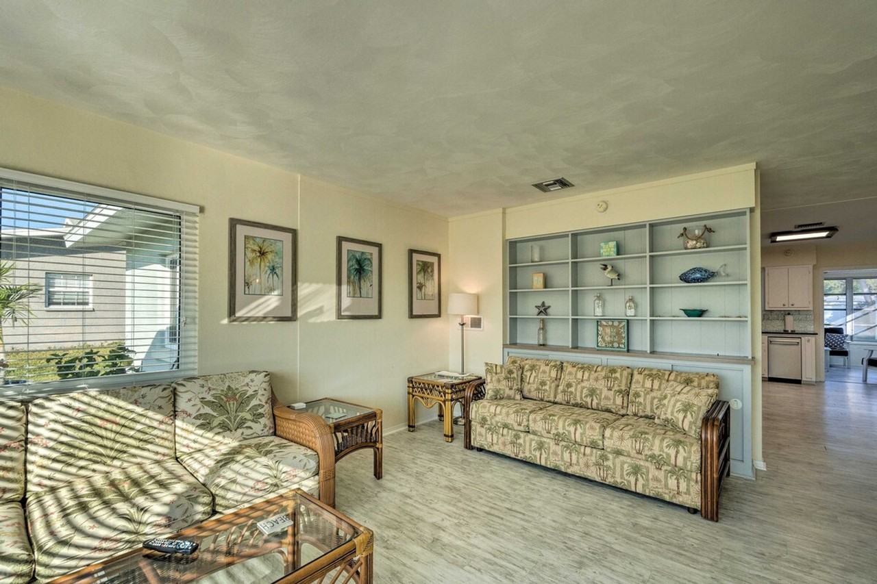 1017 Pineland Ave #1385877P - Photo 3 of 33