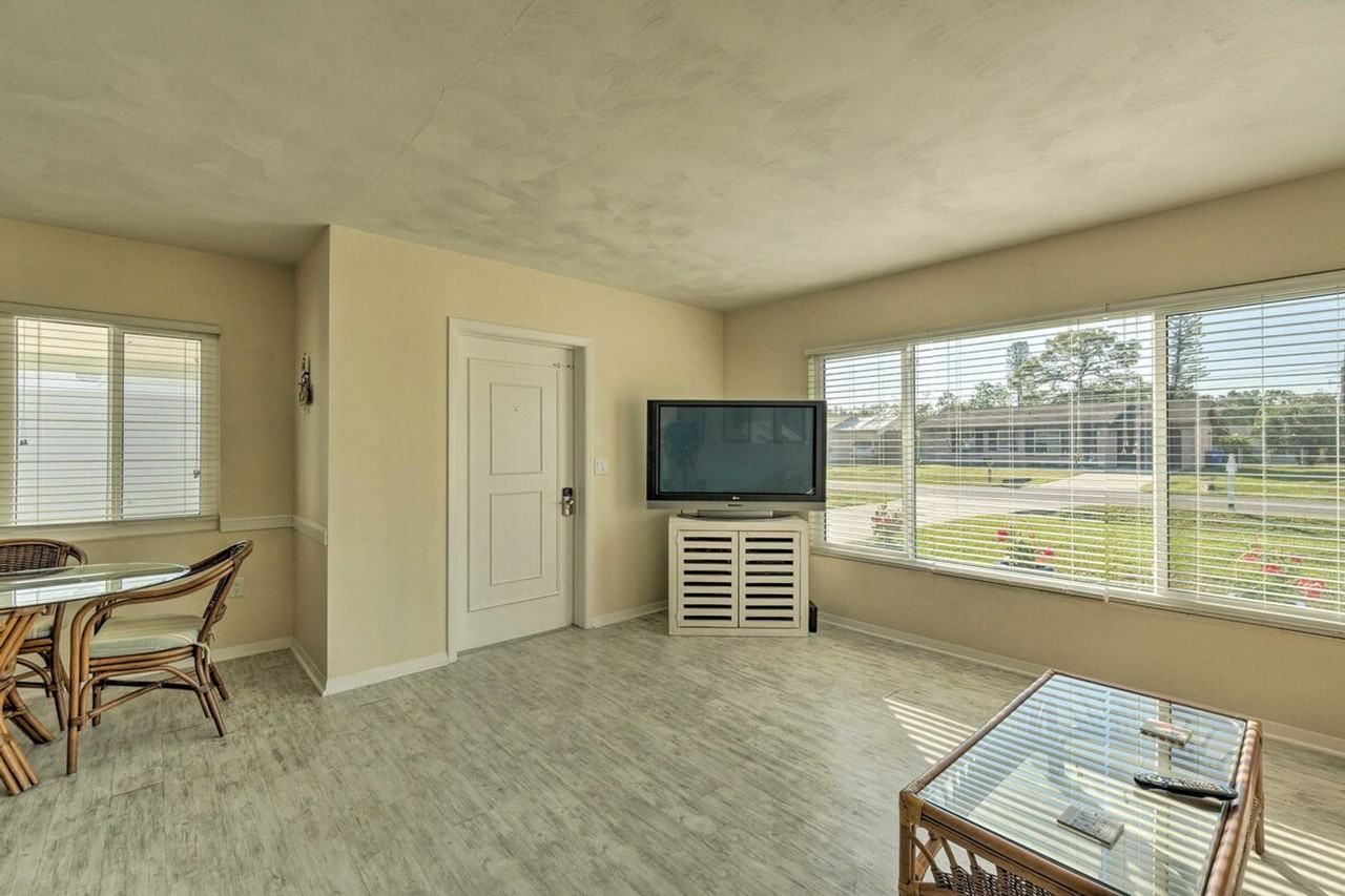 1017 Pineland Ave #1385877P - Photo 5 of 33