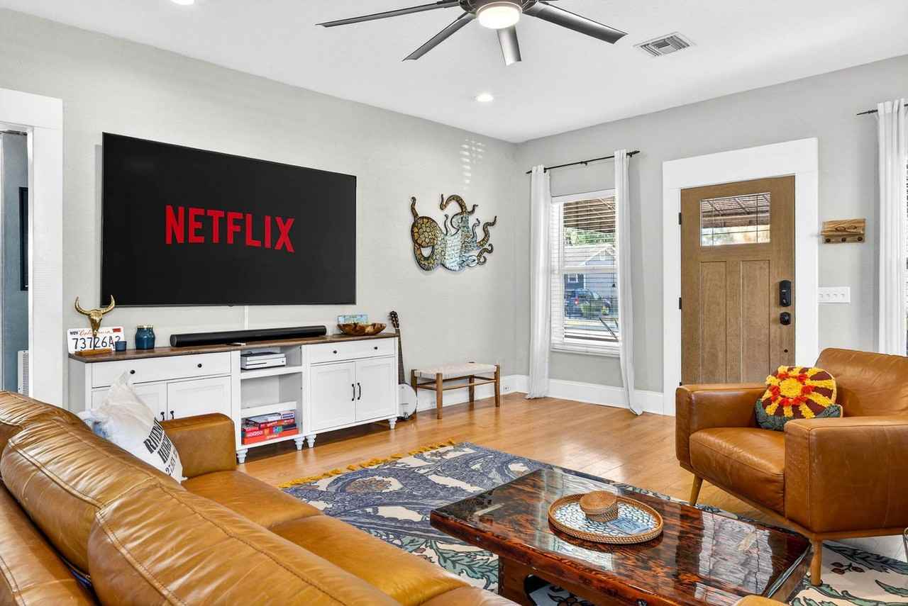 2705 N Poplar Ave #1466151P - Photo 2 of 44