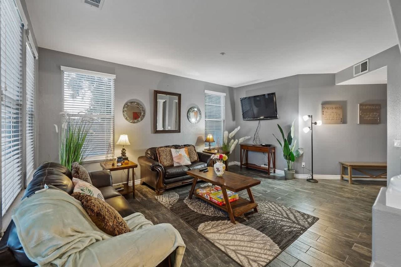 1107 Shadowcrest Ln #1465028P - Photo 3 of 50