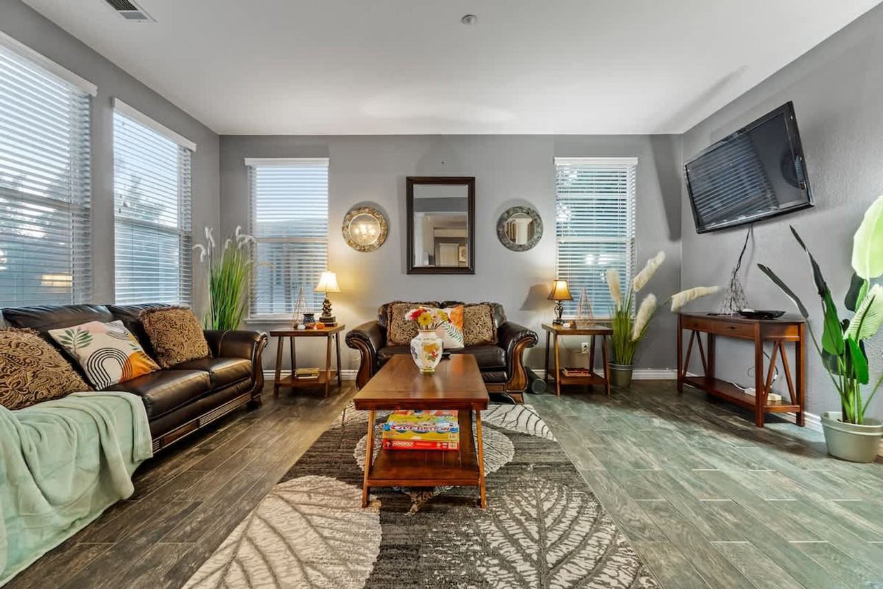 1107 Shadowcrest Ln #1465028P - Photo 4 of 50