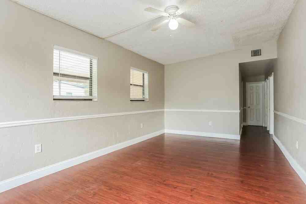 550 Nw 29th Ter - Photo 4 of 17