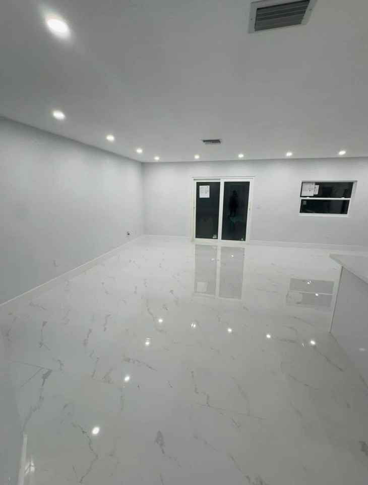 2346 Lakeshore Cir #2346 - Photo 2 of 9