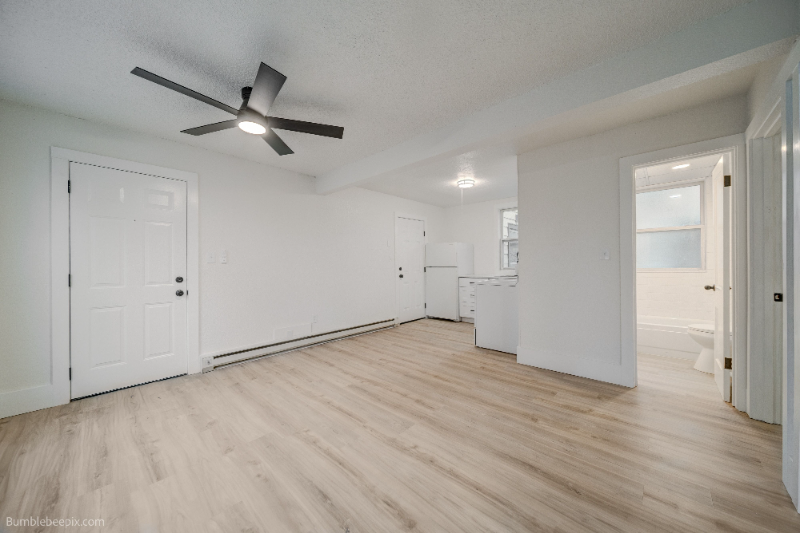 725 W 2nd St #B - Photo 3 of 11