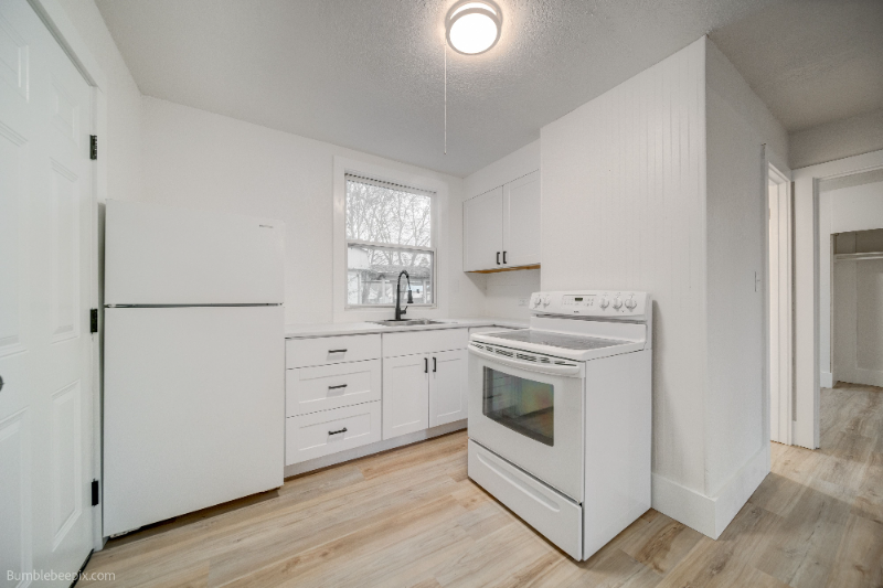 725 W 2nd St #B - Photo 5 of 11