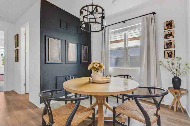 682 Heritage Square Dr - Photo 2 of 11