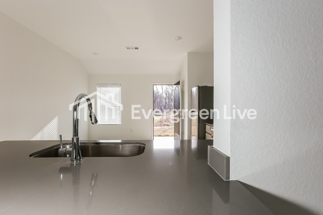 47 Remington Ln - Photo 4 of 15