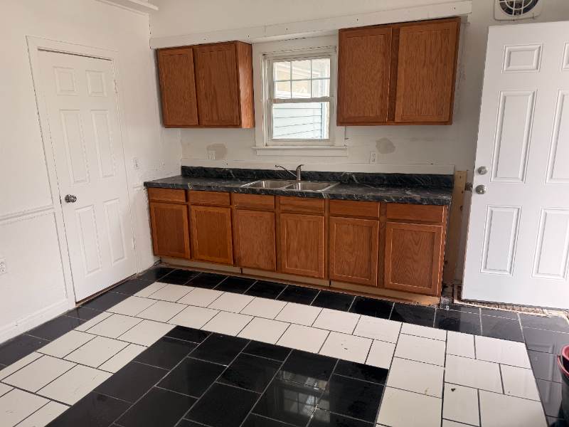 1107 E Frye Ave - Photo 5 of 9