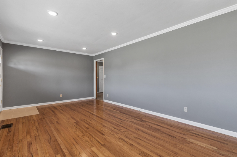 1202 Collins Cir - Photo 2 of 10