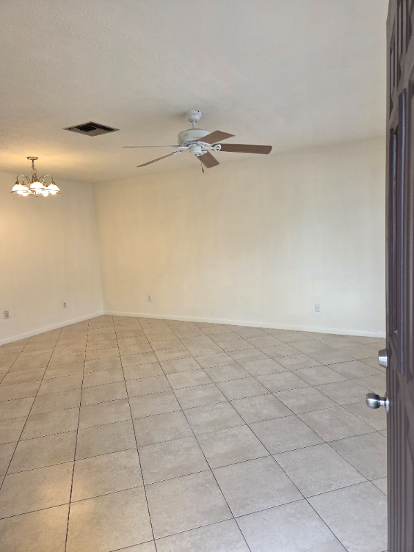 1218 Se 8th St #3 - Photo 3 of 15