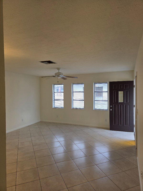 1218 Se 8th St #3 - Photo 4 of 15