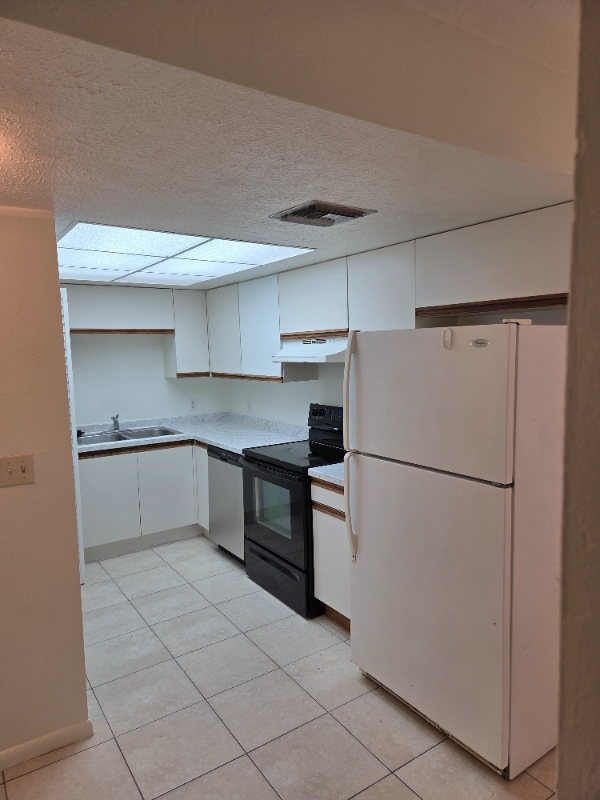 1218 Se 8th St #3 - Photo 5 of 15