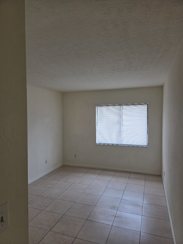 1218 Se 8th St #3 - Photo 7 of 15