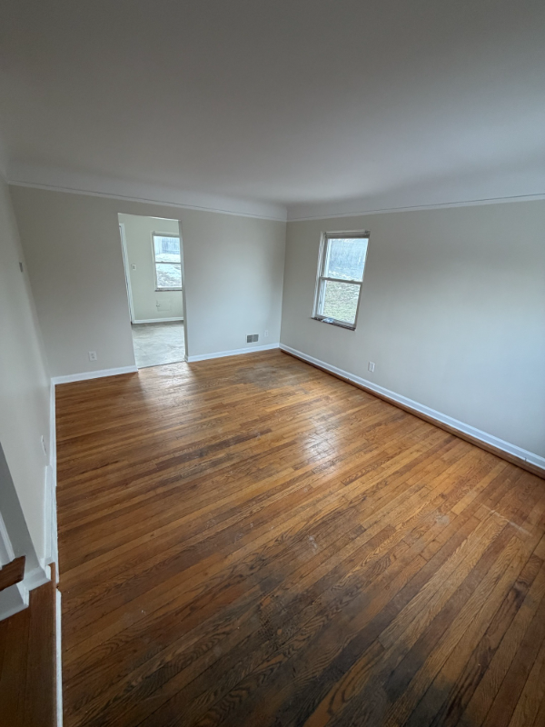 400 Parkview Dr - Photo 2 of 9