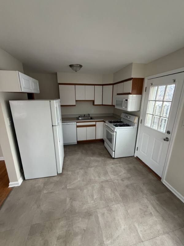 400 Parkview Dr - Photo 3 of 9