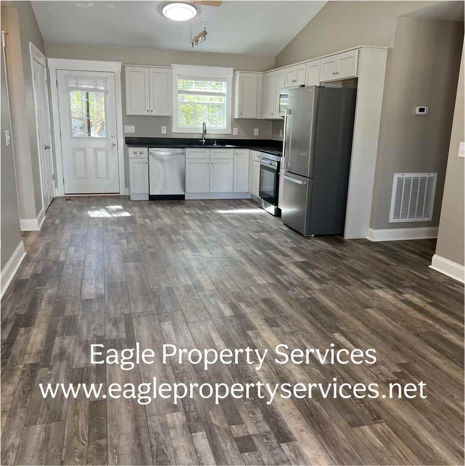 114 Roslyn Ct #1 - Photo 3 of 11