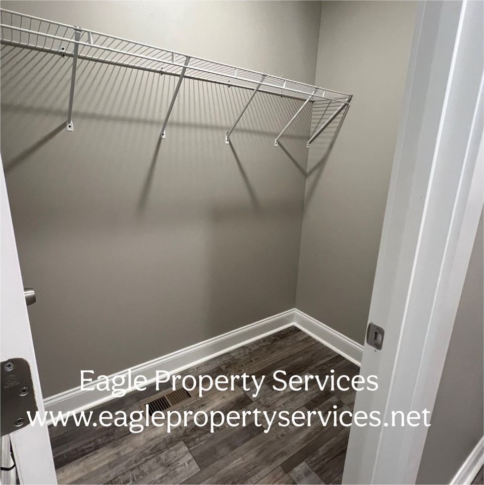 114 Roslyn Ct #1 - Photo 7 of 11