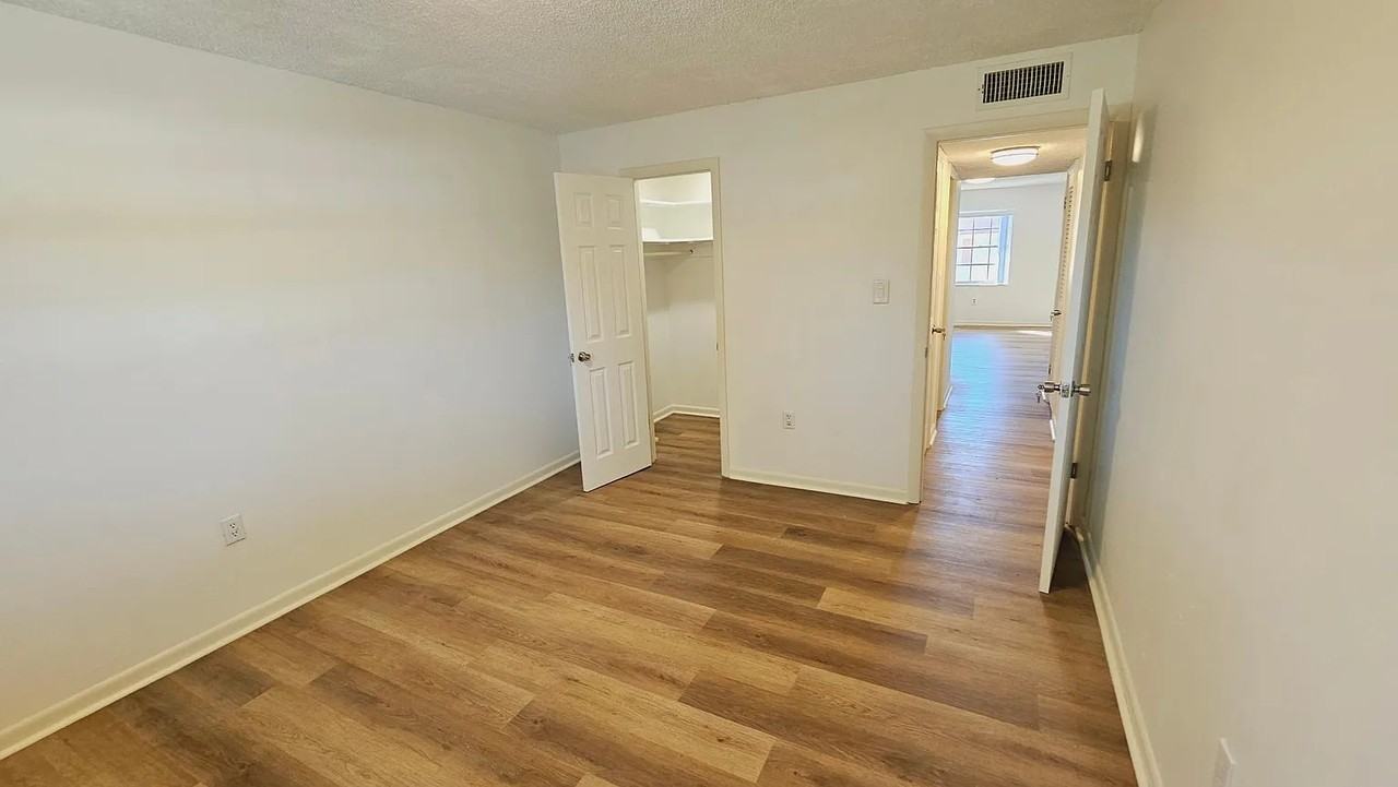 1112 W Main St #B5 - Photo 4 of 10