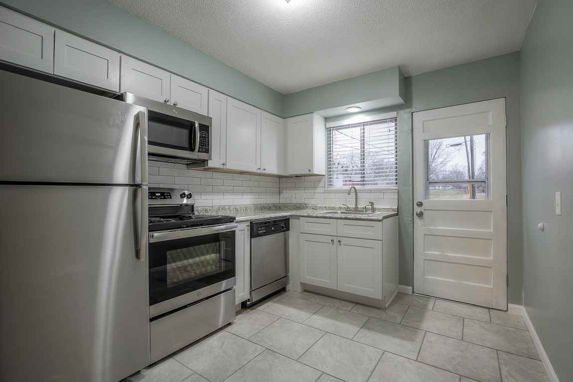 510 Ne Corder St #A - Photo 5 of 28