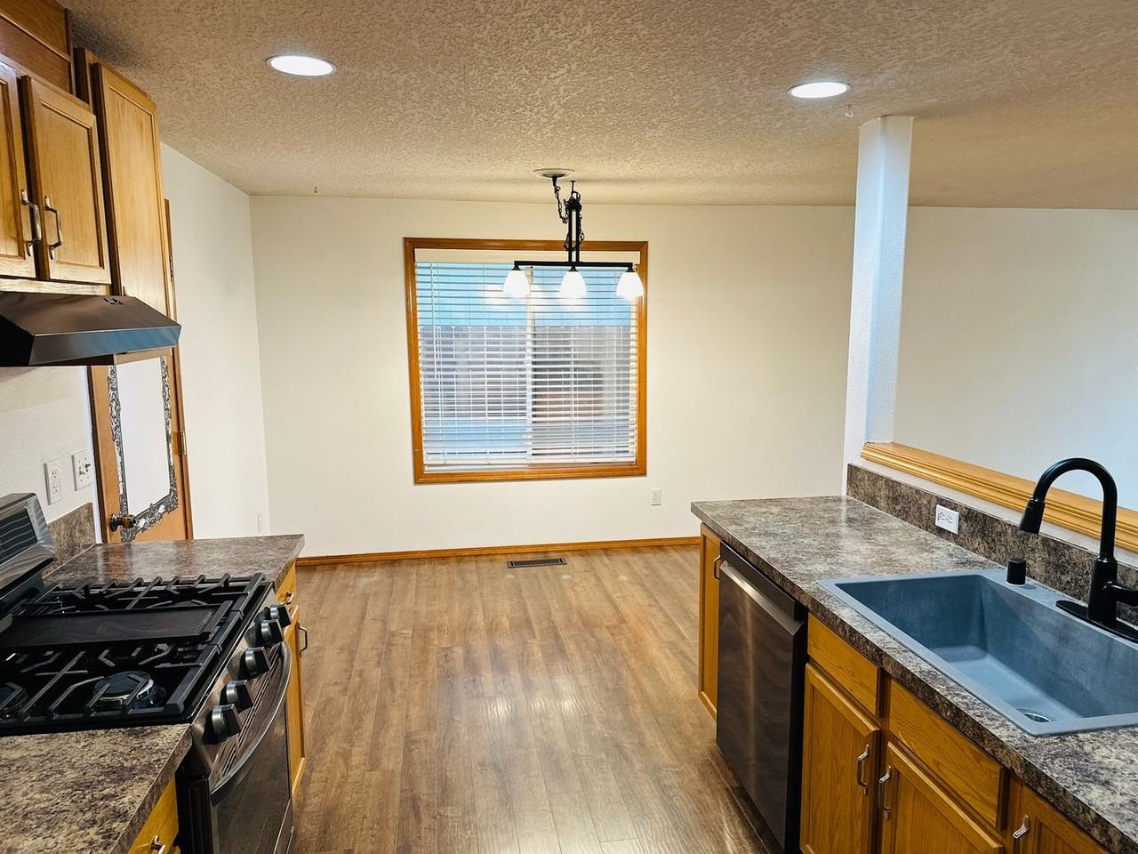 12712 Ne 46th St - Photo 2 of 30