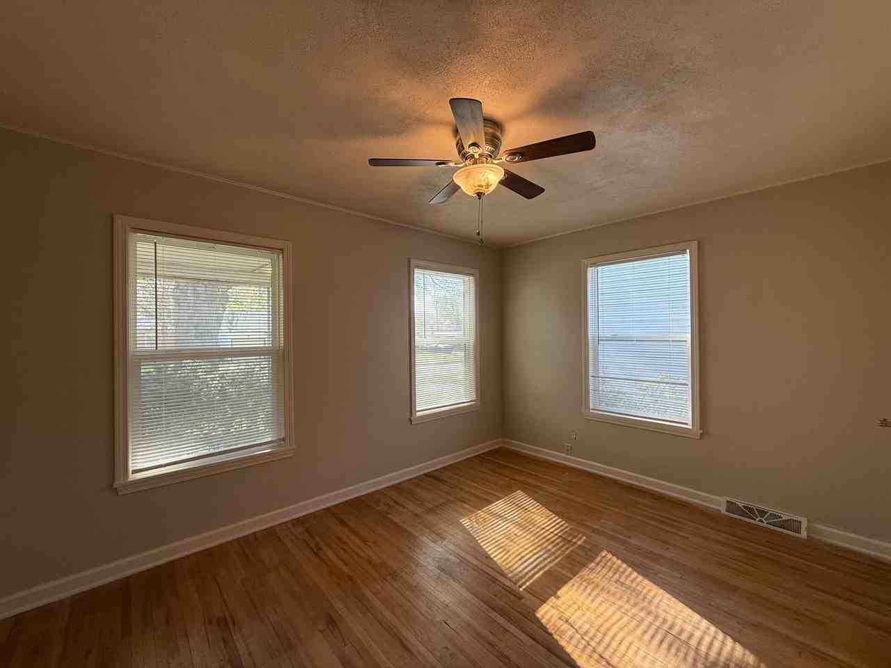 743 S Fountain St - Photo 7 of 11