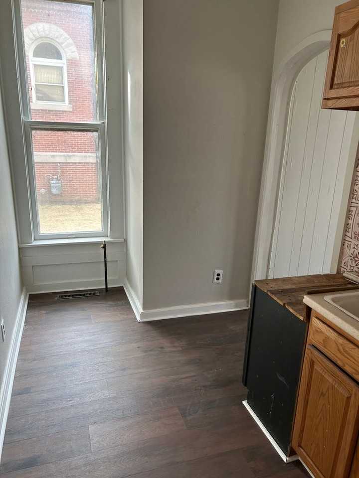 230 E Chestnut St - Photo 2 of 17