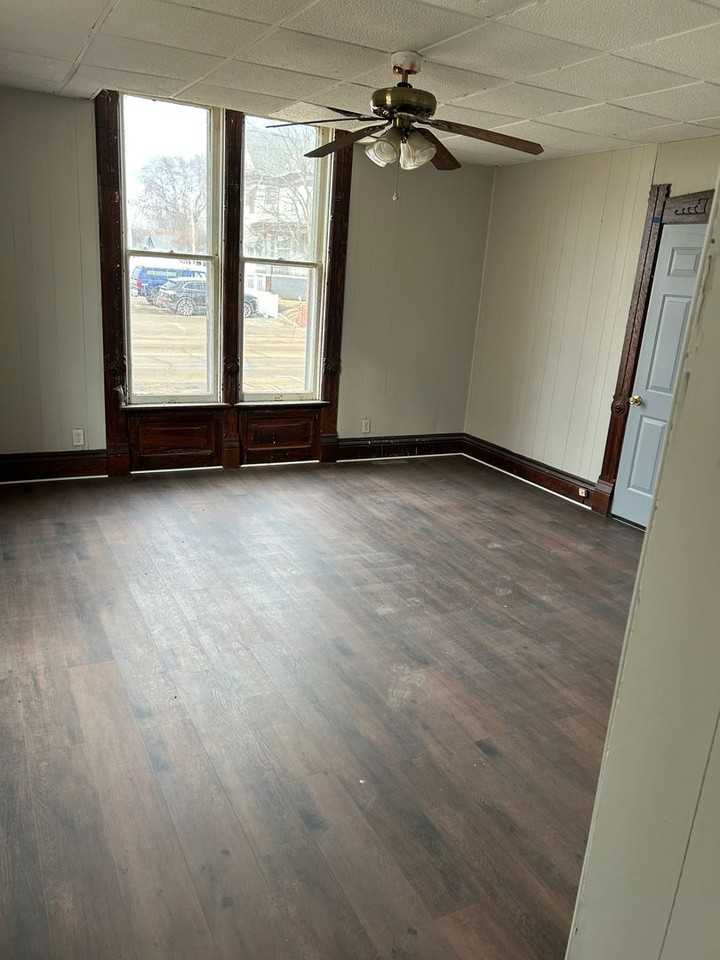 230 E Chestnut St - Photo 3 of 17