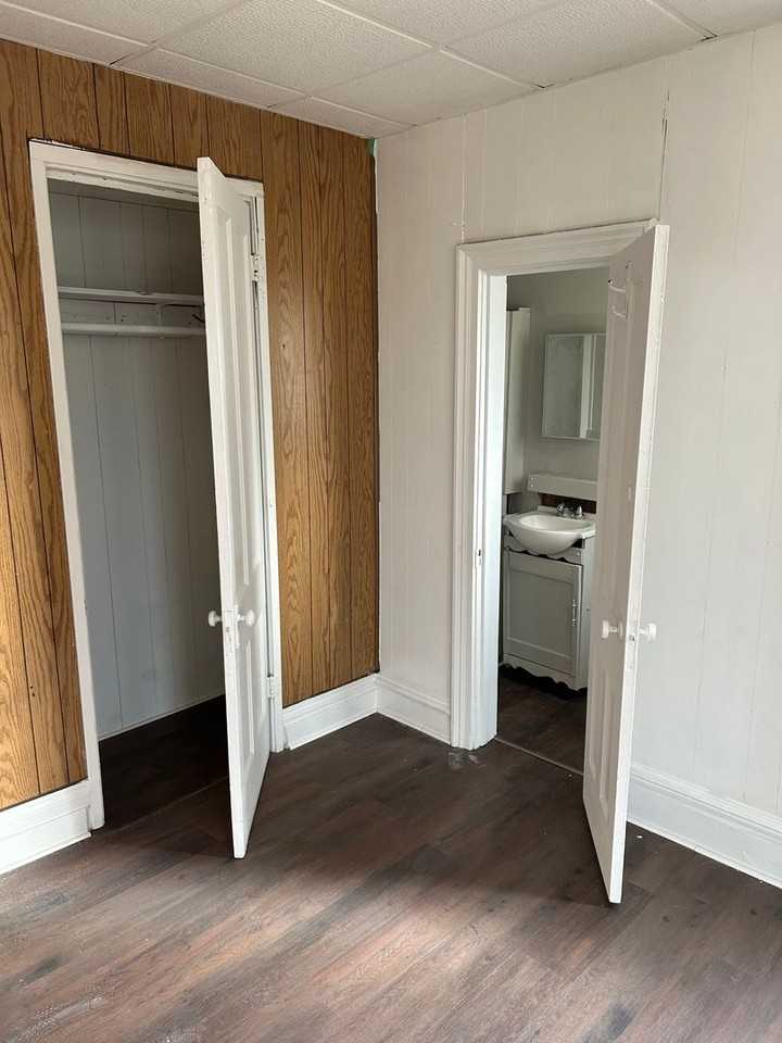 230 E Chestnut St - Photo 4 of 17