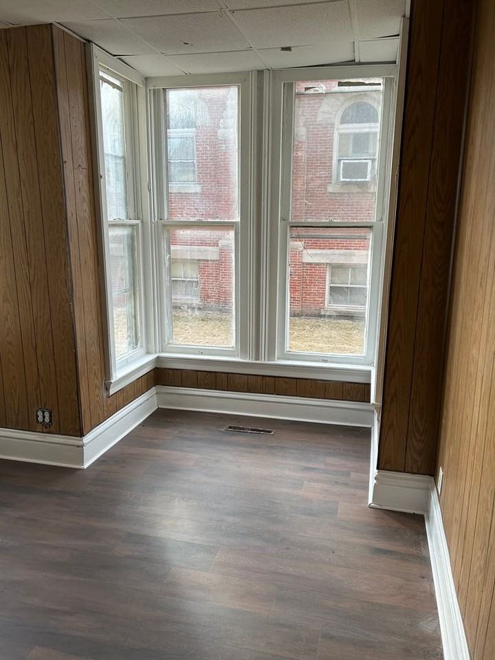 230 E Chestnut St - Photo 5 of 17