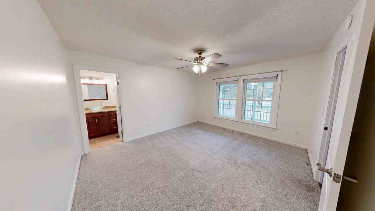 1095 Burnside Rd #1 - Photo 5 of 13