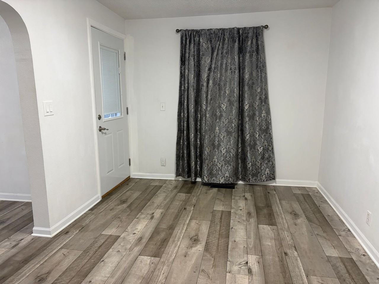 809 N Cavin St - Photo 2 of 13