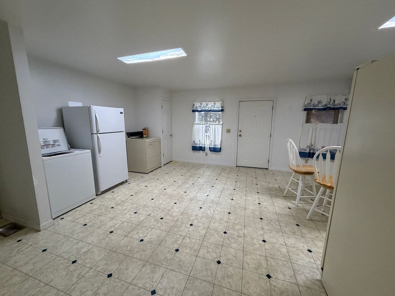 809 N Cavin St - Photo 4 of 13