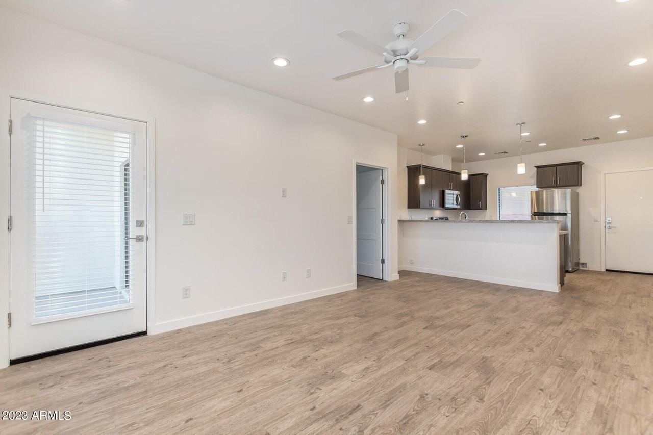 2063 E Lemon St Apt 2004 #2004 - Photo 7 of 25