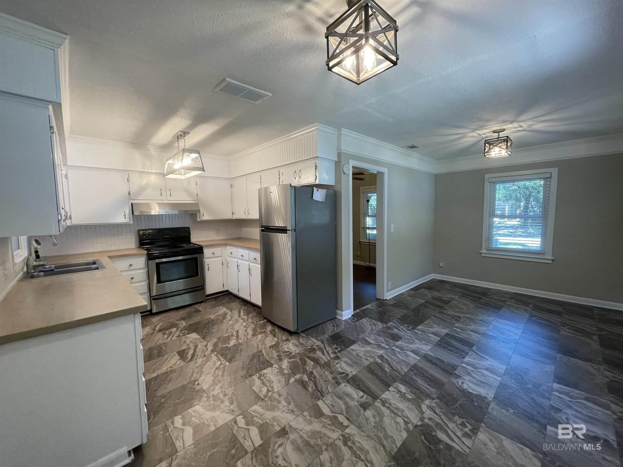 406 Miller Ave - Photo 2 of 10