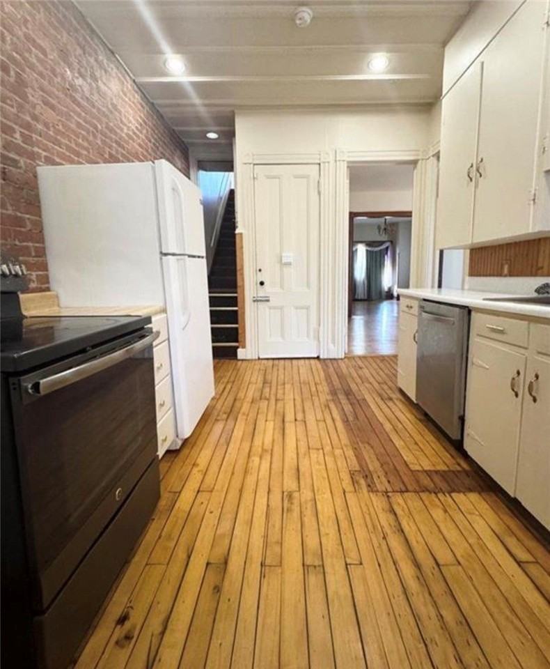 301 W Clinton St - Photo 2 of 8