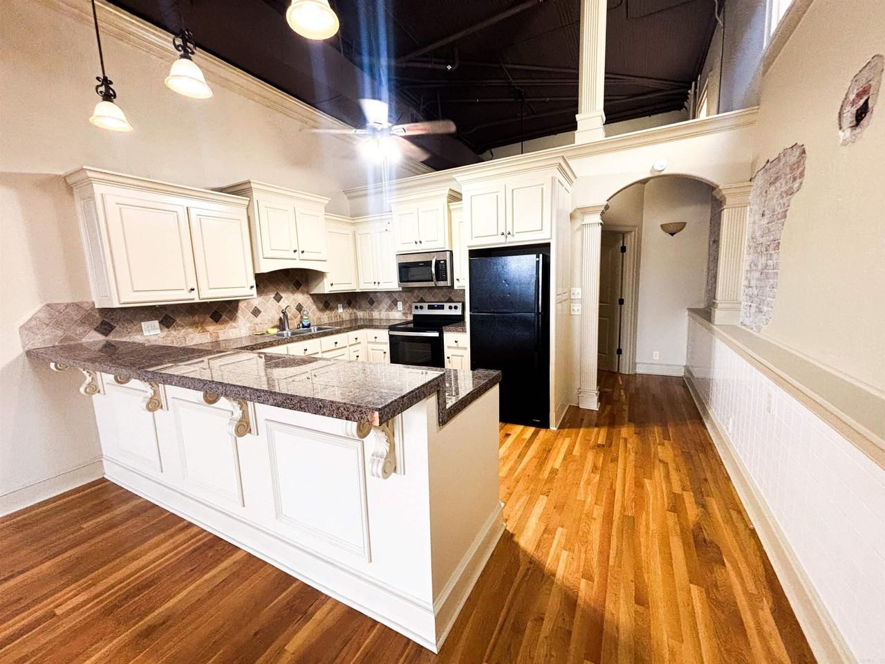 101 S Victory St Ste 111 - Photo 2 of 12