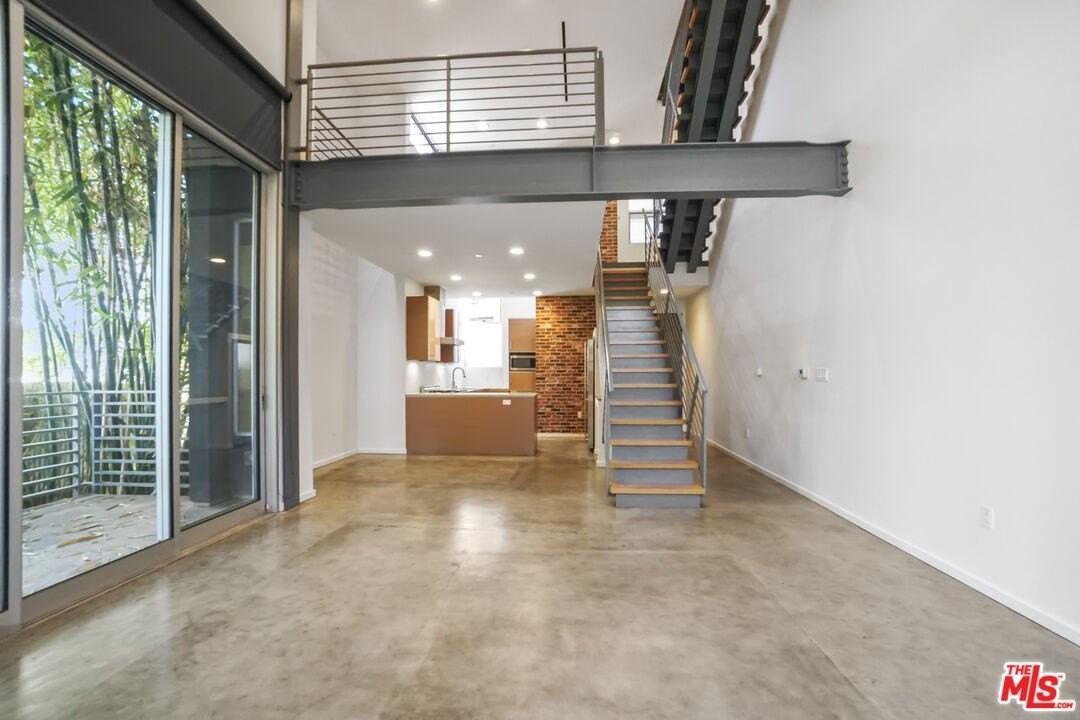 1220 N Orange Grove Ave Apt 7 #7 - Photo 3 of 37