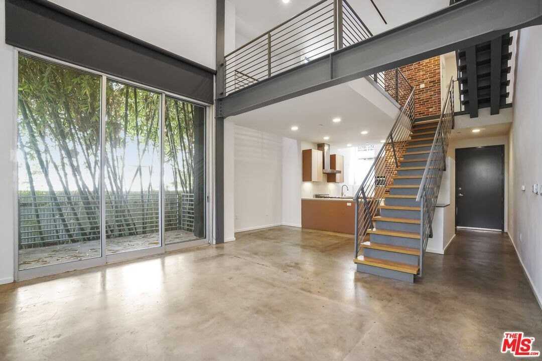 1220 N Orange Grove Ave Apt 7 #7 - Photo 4 of 37