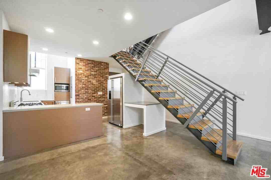 1220 N Orange Grove Ave Apt 7 #7 - Photo 5 of 37