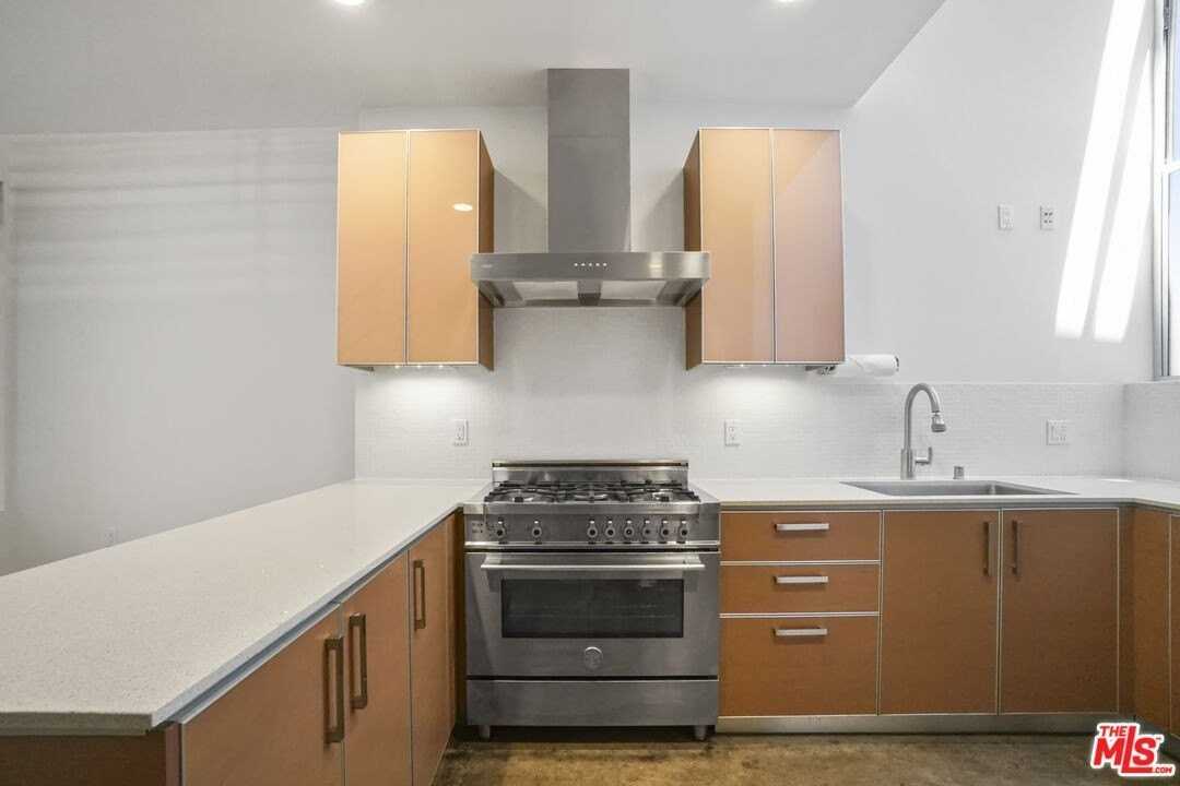 1220 N Orange Grove Ave Apt 7 #7 - Photo 7 of 37