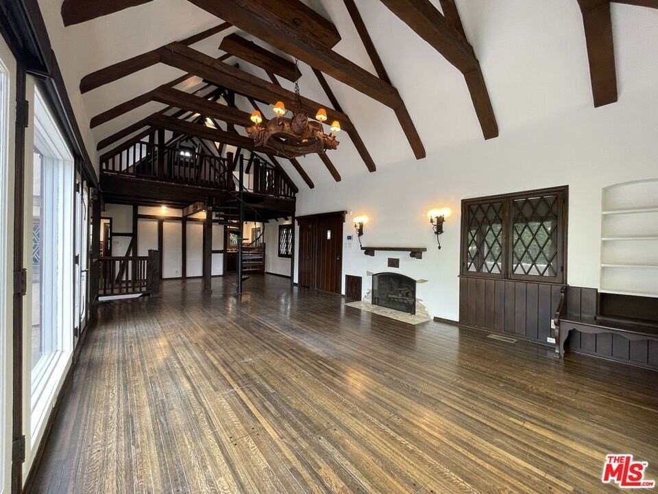 2667 Lake View Ter E - Photo 3 of 50